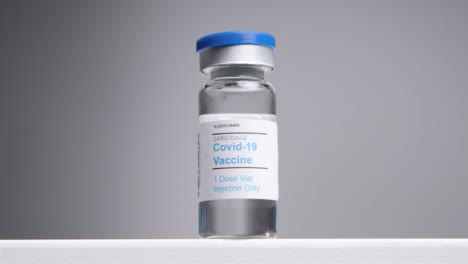 Kamerafahrt-Aus-Niedrigem-Winkel,-Die-Sich-Einer-Covid-19-Impfstoffampulle-Nähert