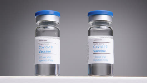 Schiebeschuss-Von-Covid-19-Impfstofffläschchen