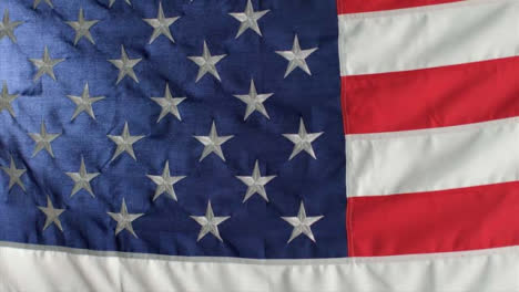 Mittlere-Aufnahme-Der-Flagge-Der-Vereinigten-Staaten,-Die-Sich-Im-Wind-Schwingt