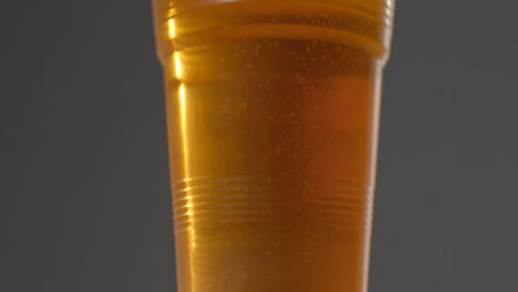 Tiro-Deslizante-Acercándose-A-Un-Vaso-De-Cerveza-De-Plástico