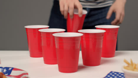 Schiebeschuss-Nähert-Sich-Tassen-Als-Person-Im-Hintergrund-Trinkt-Während-Eines-Beer-Pong-Spiels