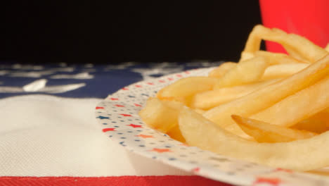 Tiro-Deslizante-A-Lo-Largo-De-La-Bandera-De-Los-Estados-Unidos-De-América-Pasado-Plato-De-Papas-Fritas