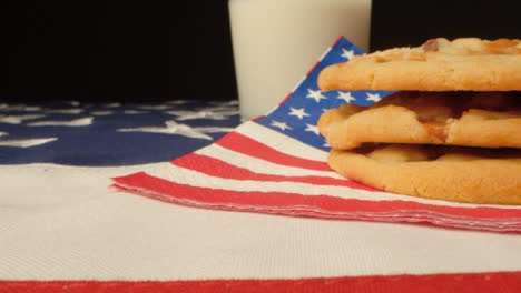 Schiebeschuss-Entlang-Der-Flagge-Der-Vereinigten-Staaten-Von-Amerika-Vorbei-An-Cookies-und-Milch