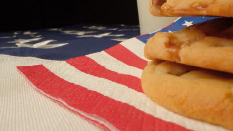 Tiro-Deslizante-Pasado-Galletas-Y-Vaso-De-Leche-En-La-Bandera-Americana