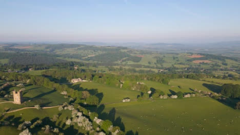 Drohnenschuss-Fliegt-über-Cotswold-Hills-In-Der-Nähe-Des-Broadway-Tower