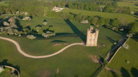 Disparo-De-Drone-Orbitando-Alrededor-De-La-Torre-De-Broadway-En-Cotswolds