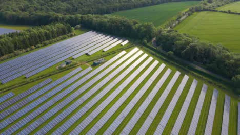 Drohnenschuss-Fliegt-über-Ein-Ländliches-Solarfeld-Flying