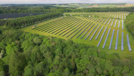 Drohnenschuss-Fliegt-über-Wald-und-Solarfeld