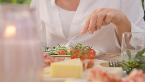 Ziehen-Sie-Den-Fokus-Von-Tomaten-Auf-Den-Tisch-Während-Des-Abendessens-Im-Freien