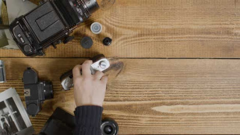 Top-Down-Aufnahme-Des-Fotografen,-Der-Eine-Retro-Kamera-Mit-Dem-Richtigen-Kopierraum-Aufnimmt