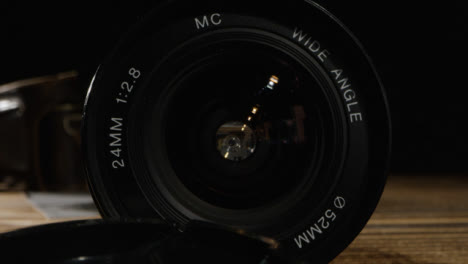 Schieben-Sie-An-Retro-Filmkameras-Vorbei-Und-Nähern-Sie-Sich-Dem-Objektiv-Teil-2-Von-2