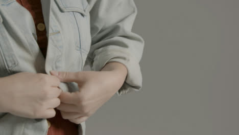 Nahaufnahme-Eines-Weiblichen-Modemodells,-Das-Den-Knopf-Der-Jeansjacke-Rückgängig-Macht
