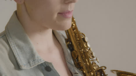 Nahaufnahme-Eines-Models,-Das-Mit-Saxophon-Posiert