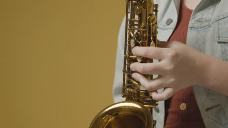 Nahaufnahme-Der-Hände-Des-Models,-Die-Ein-Saxophon-Spielen