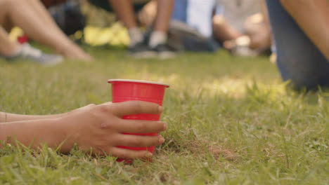 Nahaufnahme-Der-Hand-Des-Festivalbesuchers,-Die-Einen-Plastikbierbecher-Hält?