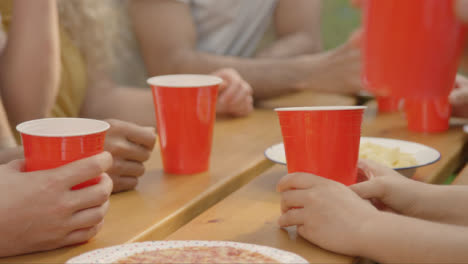 Nahaufnahme-Von-Roten-Bierbechern,-Die-Auf-Dem-Tisch-Sitzen?