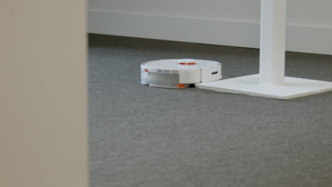 Long-Shot-of-Automatic-Robotic-Vacuum-Cleaner-Cleaning-Carpet