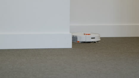 Lange-Aufnahme-Eines-Automatischen-Roboterstaubsaugers,-Der-Einen-Teppich-Reinigt