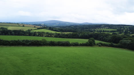 Disparo-De-Drone-Panorámica-Sobre-El-Paisaje-Rural