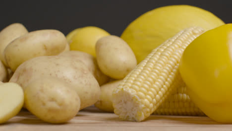 Schiebeschuss-Entlang-Rustikalem-Holztisch-Mit-Obst-Und-Gemüse-01