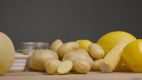 Schiebeschuss-Entlang-Rustikalem-Holztisch-Mit-Obst-Und-Gemüse-05