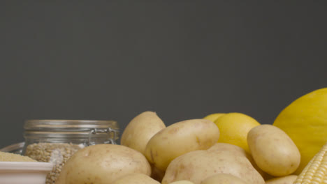 Schiebeschuss-Entlang-Rustikalem-Holztisch-Mit-Obst-Und-Gemüse-06