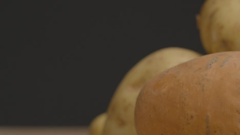 Rutschende-Extreme-Nahaufnahme-Von-Verschiedenen-Kartoffelhaufen