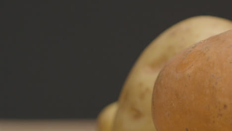 Schieben-Extreme-Nahaufnahme-Eines-Haufens-Von-Verschiedenen-Kartoffeln