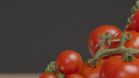 Schieben-Extreme-Nahaufnahme-Eines-Haufens-Tomaten