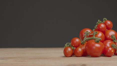 Schiebeschuss-Enthüllt-Einen-Haufen-Tomaten-01