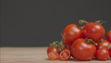 Schiebeschuss-Enthüllt-Einen-Haufen-Tomaten-02