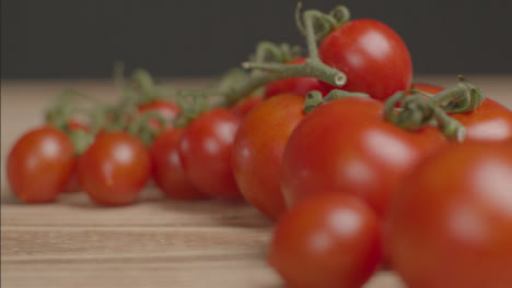 Schiebeschuss-Nähert-Sich-Tomatenreben-Auf-Rustikalem-Tisch-01