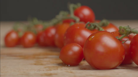 Schiebeschuss-Nähert-Sich-Tomatenreben-Auf-Rustikalem-Tisch-02