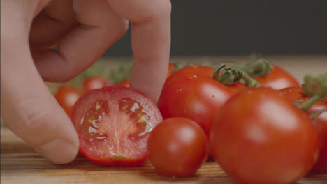 Nahaufnahme,-Wie-Man-Eine-Halbe-Tomate-Aus-Dem-Bild-Nimmt