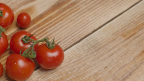 Nahaufnahme-Schuss-über-Tomaten-Auf-Einem-Rustikalen-Holztisch-Schwenken?
