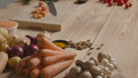 Tiro-De-Seguimiento-Pasando-Por-Encima-De-La-Mesa-De-Madera-Rústica-Con-Verduras-01