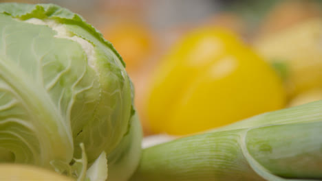 Pull-Focus-Shot-from-Leeks-and-Cauliflower-to-Yellow-Pepper