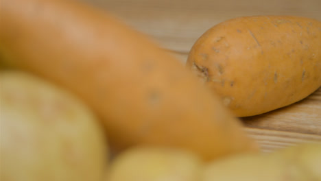 Fokusaufnahme-Von-Kartoffeln-Auf-Rustikalem-Holztisch-Ziehen