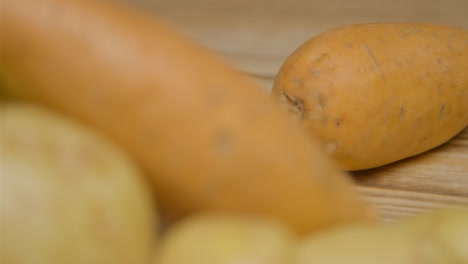 Tire-De-Disparo-De-Enfoque-De-Patatas-En-La-Mesa-De-Madera-Rústica