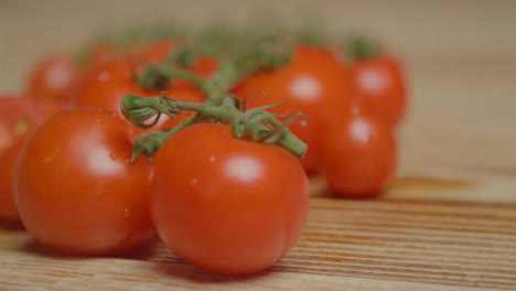 Primer-Plano-De-Tomates-En-La-Mesa-De-Madera-Rústica