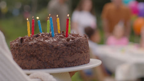 Kamerafahrt-Nach-Kuchen,-Der-Zum-Tisch-Der-Geburtstagsfeiergäste-Getragen-Wird