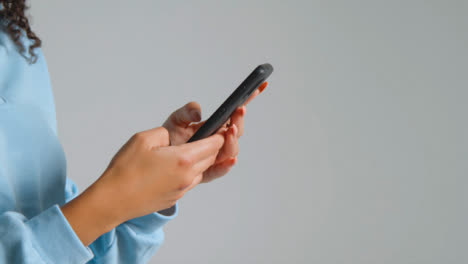 Tiro-De-Seguimiento-De-Manos-De-Mujeres-Adultas-Jóvenes-Con-Smartphone