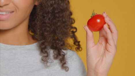 Nahaufnahme-Einer-Jungen-Erwachsenen-Frau-Mit-Tomate