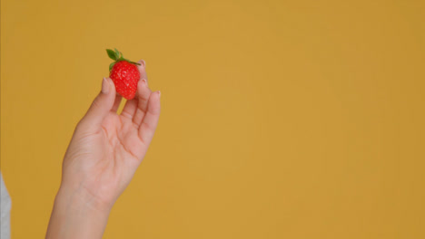 Nahaufnahme-Einer-Jungen-Erwachsenen-Frau-Mit-Erdbeere