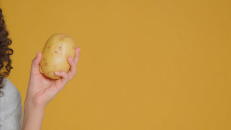 Nahaufnahme-Einer-Jungen-Erwachsenen-Frau-Mit-Kartoffel