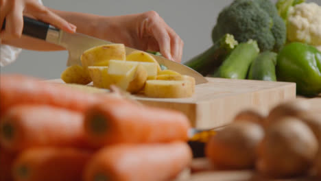 Tracking-Shot-of-Young-Adult-Woman-Slicing-Courgette-01