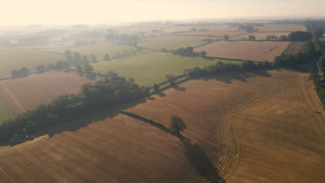 Disparo-De-Drone-Volando-Sobre-Los-Campos-De-La-Campiña-Inglesa