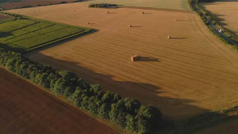 Drohnenschuss-Fliegt-über-Traktor-Im-Ländlichen-Bereich