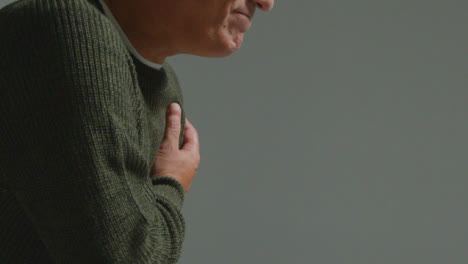 Nahaufnahme-Eines-älteren-Mannes,-Der-Seine-Hand-Vor-Schmerzen-Auf-Die-Brust-Legt