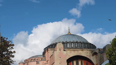 Zeitrafferaufnahme-Von-Hagia-Sophia-Aus-Dem-Niedrigen-Winkel